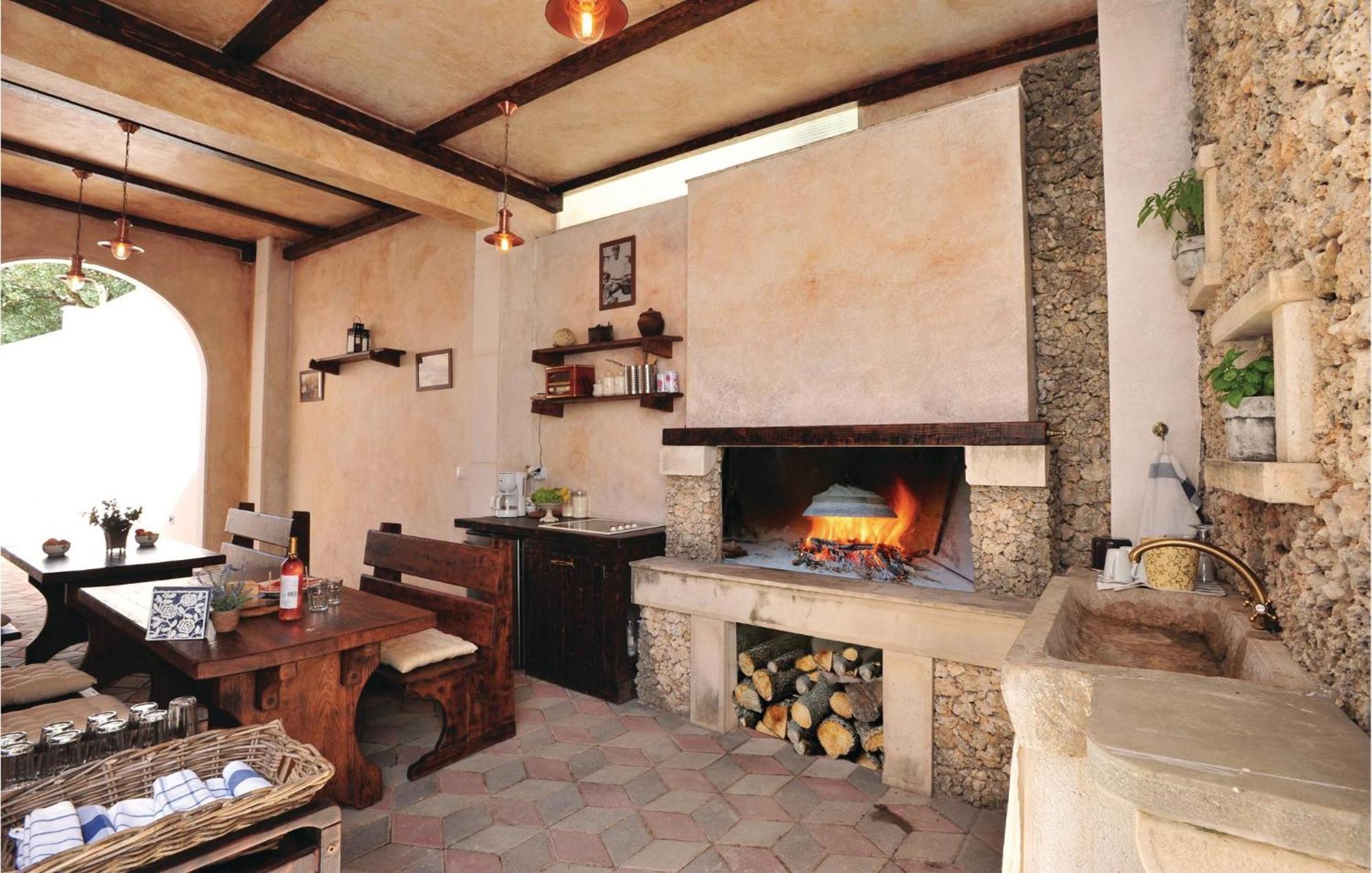3 Bedroom Gorgeous Home In Makarska Esterno foto