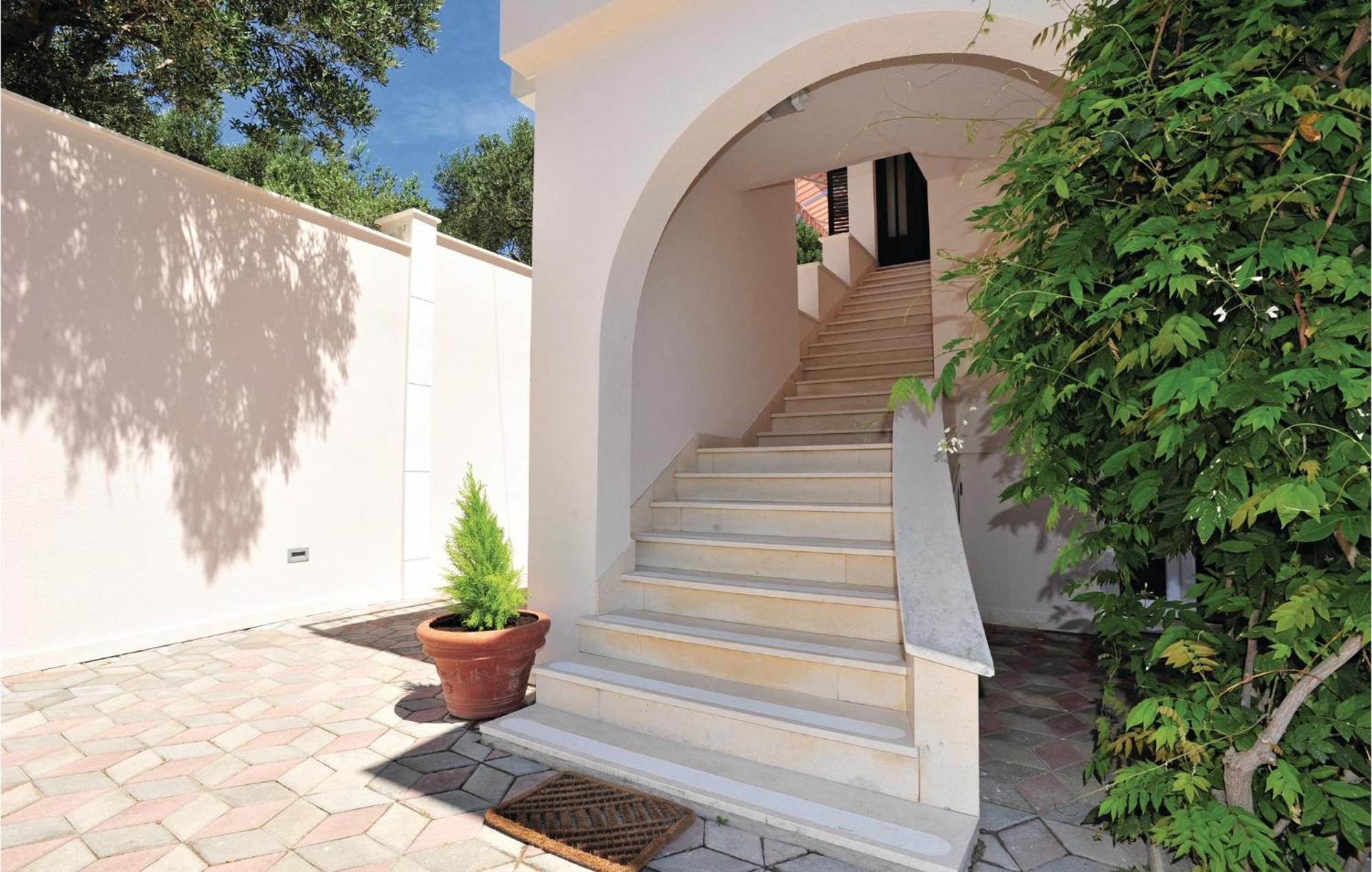 3 Bedroom Gorgeous Home In Makarska Esterno foto