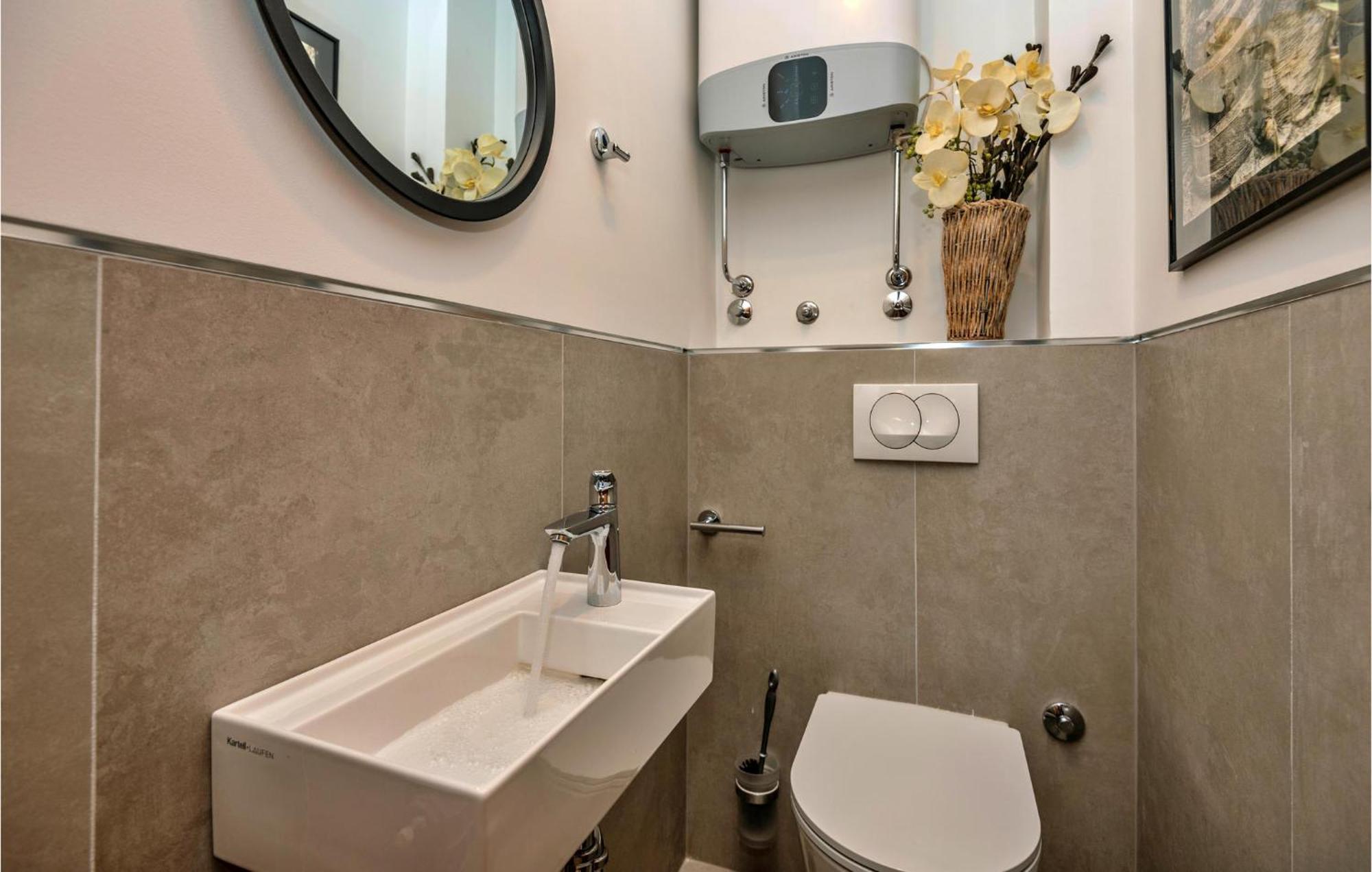 3 Bedroom Gorgeous Home In Makarska Esterno foto