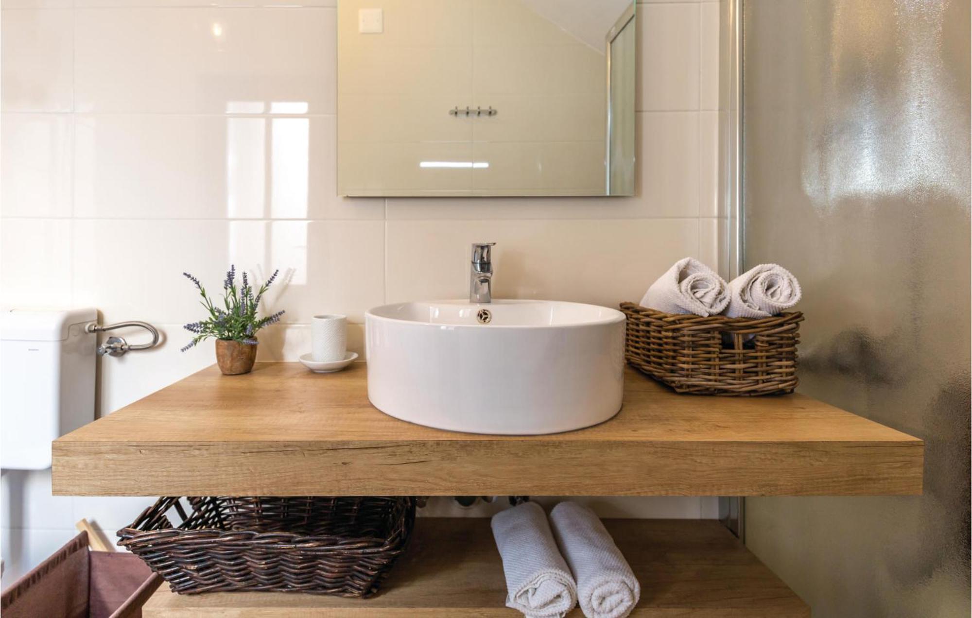 3 Bedroom Gorgeous Home In Makarska Esterno foto
